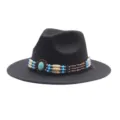 Λεπτομερής εικόνα ενός μαύρου καπέλου fedora με τιρκουάζ χάντρες και ξύλινα στοιχεία. - M (56-58cm) / Μαύρο