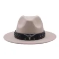 Vista detallada del sombrero fedora beige vintage con banda de cuero negro y toro. - M (56-58cm) / Blanco Roto
