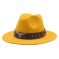 Vue détaillée du chapeau fedora en feutre de laine jaune avec ceinture tête de taureau. - M (56-58cm) / Jaune