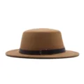 Nahaufnahme des braunen Filz-Flachhut-Fedoras mit dunklem Ledergürtel und Metallschnalle. - Erwachsene 56-58cm / Khaki