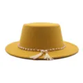 Gelber Filzhut mit Perlenkette und Quaste flacher Rand Damenhut fuer Herbst und Winter. - M (56-58cm) / Fedora / Gelb