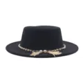 Schwarzer Wolle flacher Rand Fedora Hut mit eleganter Perlenkette und Quasten Detail. - M (56-58cm) / Fedora / Schwarz