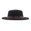 Gros plan sur le chapeau en laine noire avec son bandeau détail motif léopard chic. - M (56-58cm) / Noir