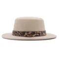 Vue détaillée d'un chapeau feutre beige avec une élégante sangle imprimé léopard chic. - M (56-58cm) / Beige