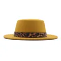 Detalle de sombrero jazz de lana amarilla, cinta con estampado de leopardo y tachuela. - M (56-58cm) / Amarillo