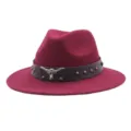 Vue détaillée du chapeau feutre de laine bordeaux avec bandeau cuir tête de taureau et rivets. - M (56-58cm) / Bordeaux