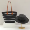 Sac cabas en paille rayé noir et blanc et chapeau de soleil noir pour vacances plage. - Chapeau Seul / Noir