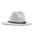 Klassischer weißer Wollfilz-Fedora-Hut mit schwarzem Lederriemen und Metallschnalle für Damen. - Weiß
