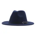 Klassischer dunkelblauer Woll-Fedora-Hut mit schwarzem Lederriemen und Metallschnalle - Marineblau