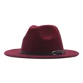 Klassischer bordeauxroter Wollfilz-Fedora-Hut mit schwarzem Gürtel und Metallschnalle. - Burgunderrot