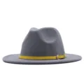 Grauer Filzhut Fedora mit gelbem Lederriemen und Metallschnalle, stylische britische Kappe. - Light Gray (Yellow Belt) / Erwachsene (56-58cm)