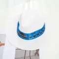 Klassischer weißer Strohhut Fedora mit blauem Band für optimalen Sonnenschutz im Sommer. - Weiß