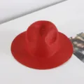 Roter Strohhut für Damen, eleganter Fedora Sonnenhut für Strandurlaub und Sommerkleidung. - M (56-58cm) / Rot
