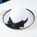 Sombrero de paja de verano para mujer con lazo negro, sombrero de playa elegante de ala ancha. - M (56-58cm) / Blanco