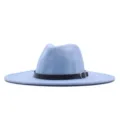 Vue détaillée du chapeau feutre bleu clair avec ceinture noire et boucle métallique. - M (56-58cm) / Bleu ciel