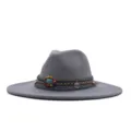 Chapeau fedora en laine grise à large bord avec bande tissée perlée et franges style ethnique. - Chapeau Jazz Rétro (m9-46) / Gris clair