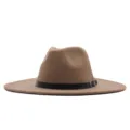 Détail de gros plan d'un chapeau feutre à large bord avec ceinture noire et boucle métal. - M (56-58cm) / Chameau