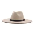 Nahaufnahme Detail des beigen Wollfedora Hutes mit braunem Lederriemen und Goldschnalle. - Beige