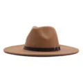 Vista detallada del elegante sombrero fedora con cinturón de cuero y hebilla dorada. - Adulto 56-58cm / Caqui