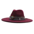 Gros plan sur le chapeau feutre rouge bordeaux avec ruban ethnique, perles et franges. - Chapeau Jazz Rétro (m9-46) / Bordeaux