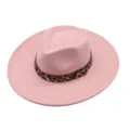 Gros plan détaillé du chapeau fedora en feutre de laine rose stylisé avec un bracelet léopard. - M (56-58cm) / Rose Clair