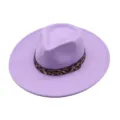 Vue détaillée du chapeau feutre lavande avec une élégante ceinture motif léopard. - M (56-58cm) / Mauve Clair