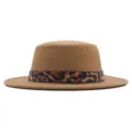 Gros-plan du chapeau fedora plat en laine camel avec une ceinture léopard chic et un clou doré. - M (56-58cm) / Chameau