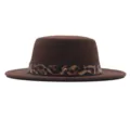 Gros plan détaillé du chapeau plat en feutre de laine marron avec une sangle léopard chic. - M (56-58cm) / Café