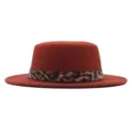 Gros plan sur le chapeau fedora en laine marron avec ceinture léopard et rivet en métal. - M (56-58cm) / Rouge Orangé