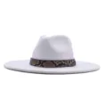 Weißer Wollfilz Fedora Hut mit stylischem Schlangenmustergürtel und Metallniete Unisex. - 56-58cm / Weiß