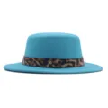 Gros plan du chapeau plat en laine bleue avec jolie ceinture imprimé léopard élégante. - M (56-58cm) / Bleu lac