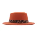 Détail de chapeau plat en laine orange avec ceinture imprimé léopard et rivet en métal. - M (56-58cm) / Orange