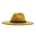 Detailansicht des gelben Fedora Hutes mit einem stilvollen Schlangenmuster Gürtelband. - 56-58cm / Gelb