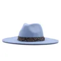 Hellblauer Fedora Hut Detailaufnahme, mit stylischem Schlangenmustergürtel und weichem Filz. - 56-58cm / Himmelblau