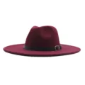 Weinroter Woll Fedora Hut mit braunem Ledergürtel und 10cm breiter Krempe für stilvolle Outfits. - Burgunderrot