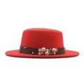 Vista detallada de sombrero plano rojo con cinta de leopardo y perlas elegantes. - Rojo / M (56-58cm)