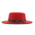Sombrero plano de lana roja para mujer, fedora jazz otoño invierno con cinturón de leopardo. - M (56-58cm) / Rojo