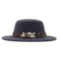 Clásico sombrero fedora gris de ala plana con banda de leopardo y perlas para el otoño estilo. - Gris oscuro / M (56-58cm)