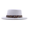 Chapeau fedora plat en laine gris clair pour femmes avec ceinture léopard élégante et bouton métal. - M (56-58cm) / Blanc