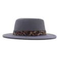 Chapeau de jazz en feutre gris avec ceinture leopard et boucle en metal automne - M (56-58cm) / Gris
