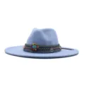 Chapeau fedora en feutre de laine bleu clair avec bande tissée ethnique et large bord. - Chapeau Jazz Rétro (m9-46) / Bleu ciel