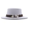Sombrero de jazz gris de ala plana con banda de leopardo y perlas falsas para mujer y hombre. - Blanco / M (56-58cm)