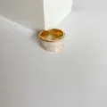 Verzwaarde brede open ring met wit emaille wervelontwerp en onregelmatige golfgrens. - Verstelbaar Open / Wit Stroom