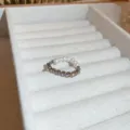 Anello elastico perla dolce e cool, variante metallo perla e cristallo, anello retro chic. - JZ7029