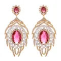 Dettagli in primo piano di lussuosi orecchini pendenti foglia zircone rosa oro. - Rosa