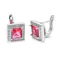 Quadratische rosa Zirkonia Creolen, Detailansicht von elegantem Mikropavé Strass Schmuck. - Fuchsia