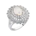 Stunning anello in opale bianco ovale con design floreale in scintillante zirconia. - Bianco avorio