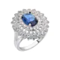Detailaufnahme des silberfarbenen Cluster-Rings mit ovalem blauen Stein und feinen Zirkonia-Steinen. - Größe 6 / Saphirblau