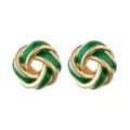 Detailansicht der grünen Emaille Gold Knoten Ohrstecker elegantes Schmuckdesign. - Grün