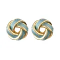 Nahaufnahme von blauen Emaille Gold Knoten Ohrringen, feines geometrisches Design, edles Detail. - Himmelblau